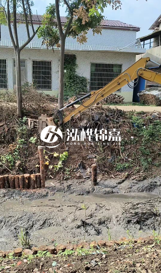 三明挖機(jī)打木樁專業(yè)施工-河道邊打木樁如何防止木樁傾斜？